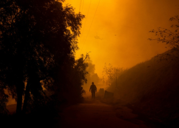 Fierce gusts up to 80 miles (130 kilometers) an hour were pushing smoke sideways and fueling flames that were scorching through California farmland. ©AFP