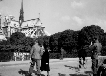 US soldiers walk and take pictures near Notre-Dame Cathedral in Paris in October 1944. ©AFP