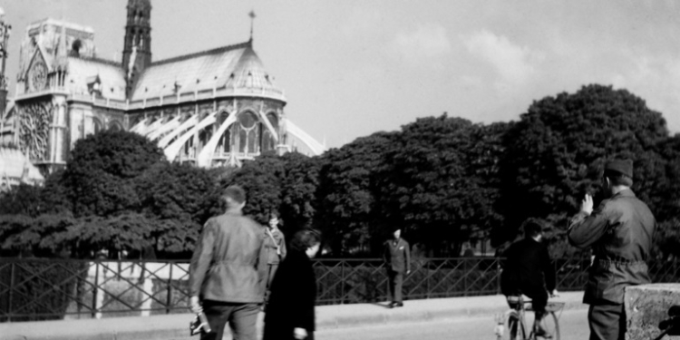 US soldiers walk and take pictures near Notre-Dame Cathedral in Paris in October 1944. ©AFP