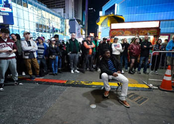 People watch election results at Times Square in New York on November 5, 2024 / ©AFP