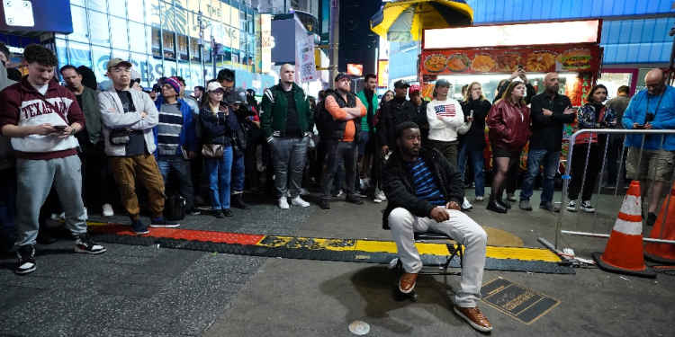 People watch election results at Times Square in New York on November 5, 2024 / ©AFP