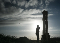 A man watches a SpaceX plane as it flies past the SpaceX Starship at the launch pad ahead of its sixth flight test from Starbase in Boca Chica, Texas / ©AFP