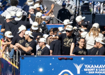 Los Angeles Dodgers star Shohei Ohtani, center, celebrates with his teammates in a parade to pay tribute to their World Series title. ©AFP