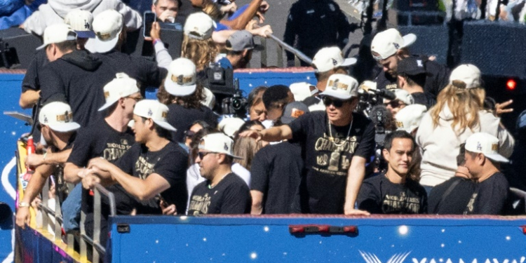 Los Angeles Dodgers star Shohei Ohtani, center, celebrates with his teammates in a parade to pay tribute to their World Series title. ©AFP