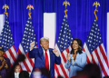 Donald Trump and former US Representative Tulsi Gabbard react during a town hall meeting in La Crosse, Wisconsin / ©AFP