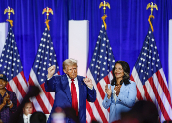 Donald Trump and former US Representative Tulsi Gabbard react during a town hall meeting in La Crosse, Wisconsin / ©AFP