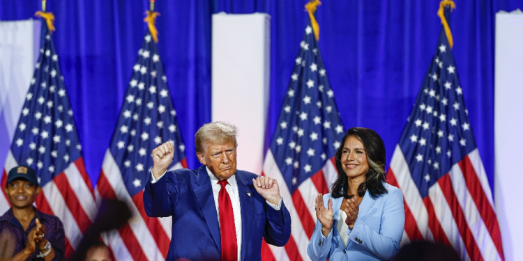 Donald Trump and former US Representative Tulsi Gabbard react during a town hall meeting in La Crosse, Wisconsin / ©AFP