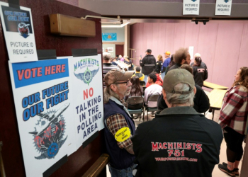 People look on as the Boeing Machinist union tallies votes on the latest Boeing contract offer at the District Lodge 751 Union Hall in Seattle, Washington on November 4, 2024. ©AFP