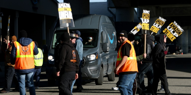 Amazon Teamsters union workers temporarily block an Amazon delivery truck in San Francsico as they picket outside an Amazon distribution center. ©AFP