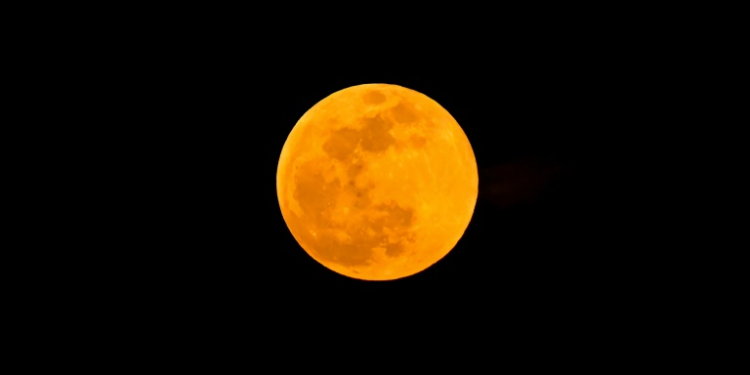 A supermoon rises over Singapore on October 17, 2024. ©AFP