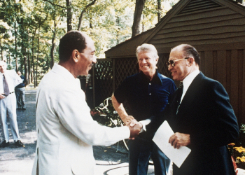 Then US president Jimmy Carter looks on  in September 1978 as Egyptian president Anwar al-Sadat (left) shakes hands with Israeli premier Menachem Begin during negotiations at the Camp David retreat on a historic peace deal / ©AFP