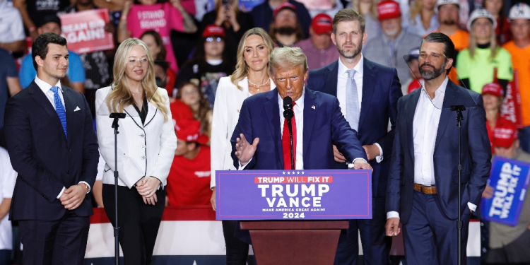 Donald Trump (C), appointed the father of Tiffany Trump's (2nd L) spouse Michael Boulos (far L) to the key diplomatic position / ©AFP