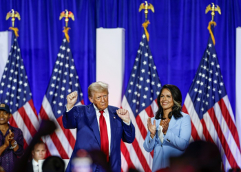 Donald Trump campaigns with Tulsi Gabbard, since selected as director of national intelligence, in La Crosse, Wisconsin on August 29, 2024. ©AFP