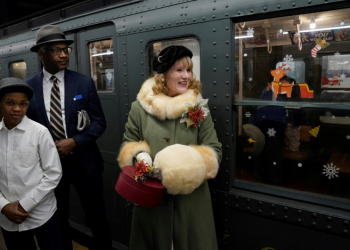 The reintroduction of R1-9 subway cars in New York City -- made possible through a collaboration between the MTA and the Transit Museum -- is being celebrated by New Yorkers, with some dressing up to match the part. ©AFP