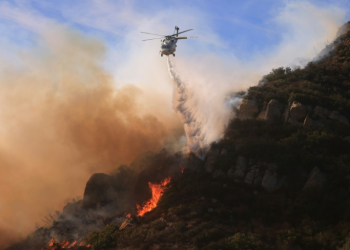 Aircraft have proved vital in the fight against the fire raging through Malibu. ©AFP