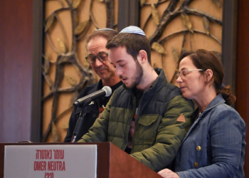 At a Jewish community center in Syosset, New York, Daniel Neutra, with his parents Ronen and Orna, speaks at a memorial ceremony for his brother Omer, who died in the October 7 Hamas attack on Israel . ©AFP