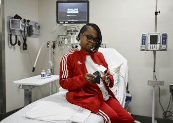 Towana Looney, 53, who received a gene-edited pig kidney undergoes medical testing at NYU Langone Health on December 11, 2024 in New York. ©AFP