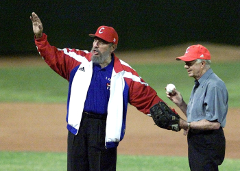 Cuban president Fidel Castro (L) calls for time as former US president Jimmy Carter (R) prepares to throw out the ceremonial first pitch in a baseball game in May 2002 in Havana / ©AFP