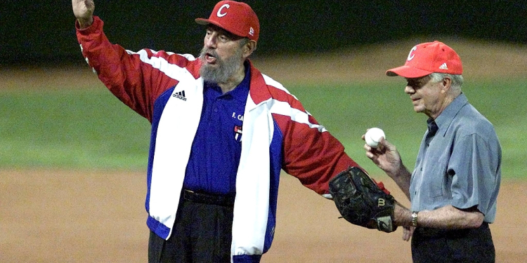 Cuban president Fidel Castro (L) calls for time as former US president Jimmy Carter (R) prepares to throw out the ceremonial first pitch in a baseball game in May 2002 in Havana / ©AFP