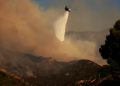 Firefighters are tackling the blaze in Malibu from the air and from the ground, but on Tuesday morning it was still out of control. ©AFP