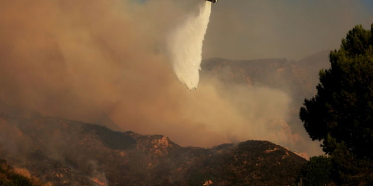 Firefighters are tackling the blaze in Malibu from the air and from the ground, but on Tuesday morning it was still out of control. ©AFP