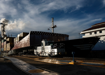 A cargo ship passes through the Miraflores locks on the Panama Canal / ©AFP