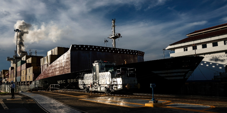 A cargo ship passes through the Miraflores locks on the Panama Canal / ©AFP