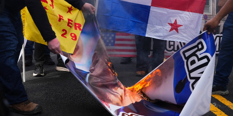 Demonstrators burn Donald Trump's image following his threat to demand control of the Panama Canal be returned to Washington, on December 24, 2024, in Panama City, Panama / ©AFP