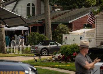 Investigators search the home of murder suspect Rex Heuermann in Massapequa Park, New York in July 2023. ©AFP