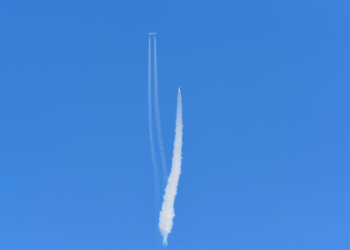 The Virgin Galactic SpaceShipTwo space plane Unity and mothership flies above Spaceport America, near Truth and Consequences, New Mexico on July 11, 2021. ©AFP