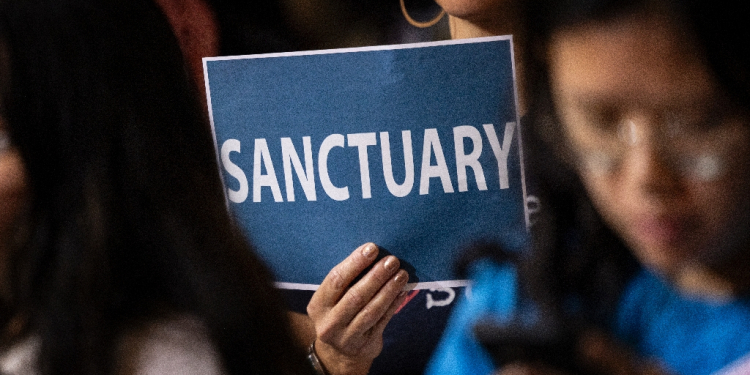 Los Angeles has adopted 'sanctuary city' rules that prevent its resources from being used to enforce federal immigration laws / ©AFP