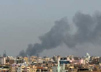 Smoke billows during air strikes in central Khartoum as the Sudanese army attacks positions held by the paramilitary Rapid Support Forces on September 26, 2024 / ©AFP