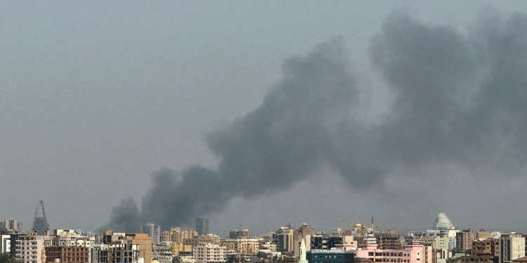 Smoke billows during air strikes in central Khartoum as the Sudanese army attacks positions held by the paramilitary Rapid Support Forces on September 26, 2024 / ©AFP