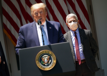 Donald Trump and government scientist Anthony Fauci (R) clashed over the response to the pandemic / ©AFP