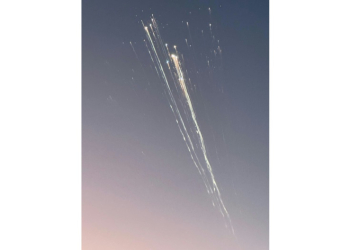 In this handout image courtesy of Greg Blee, debris from the SpaceX Starship is seen in the sky near Providenciales, Turks and Caicos on January 16, 2025. ©AFP