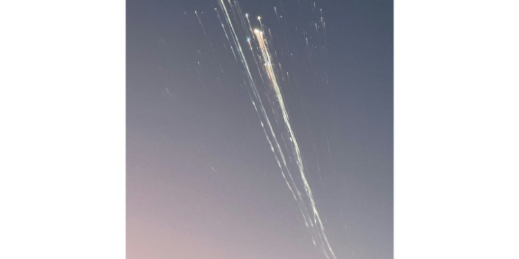 In this handout image courtesy of Greg Blee, debris from the SpaceX Starship is seen in the sky near Providenciales, Turks and Caicos on January 16, 2025. ©AFP