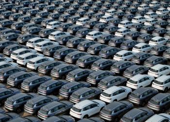 BYD electric cars for export wait to be loaded onto a ship at a port in Yantai, in eastern China's Shandong province / ©AFP