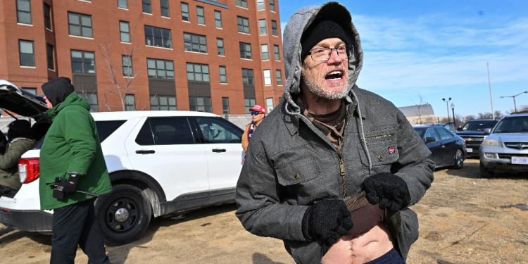 Kevin Loftus, seen here in the clothing he was given by a prison in Philadelphia, was waiting outside a Washington prison for the release of more pardoned inmates / ©AFP