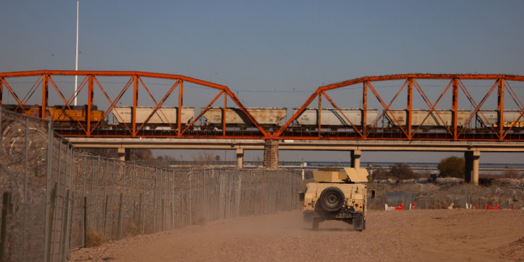 A US Army armored vehicle patrols the US-Mexico border in Eagle Pass, Texas, on January 24, 2025 / ©AFP