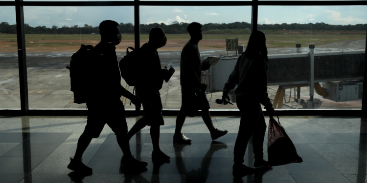 Brazilians deported from US walk  at Eduardo Gomes International Airport in Manaus, Amazonas state, on January 25, 2025 / ©AFP