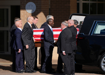 Former and current US Secret Service agents assigned to the Carter detail walk with the hearse carrying the flag-draped casket of former US President Jimmy Carter in Americus, Georgia, on January 4, 2025 / ©AFP