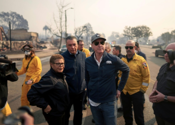 Los Angeles Mayor Karen Bass, seen here with California Governor Gavin Newsom, has denied a rift with city fire chief Kristin Crowley. ©AFP