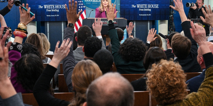 White House Press Secretary Karoline Leavitt takes questions during the daily briefing in the Brady Briefing Room of the White House / ©AFP