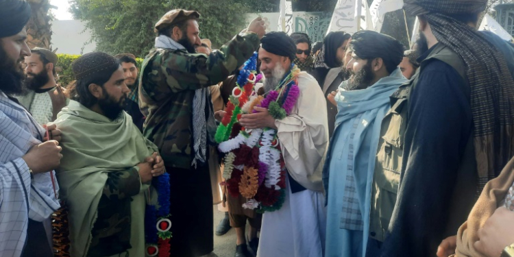 Taliban authorities welcomed Afghan fighter Khan Mohammed (C) who was imprisoned in the United States, as he arrived in Jalalabad in eastern Nangarhar province. ©AFP