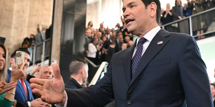 US Secretary of State Marco Rubio greets employees upon arrival at the State Department on January 21, 2025 / ©AFP