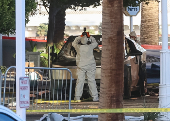 An investigator photographs a Tesla Cybertruck that exploded outside the lobby of President-elect Donald Trump's hotel on January 1, 2025, in Las Vegas / ©AFP