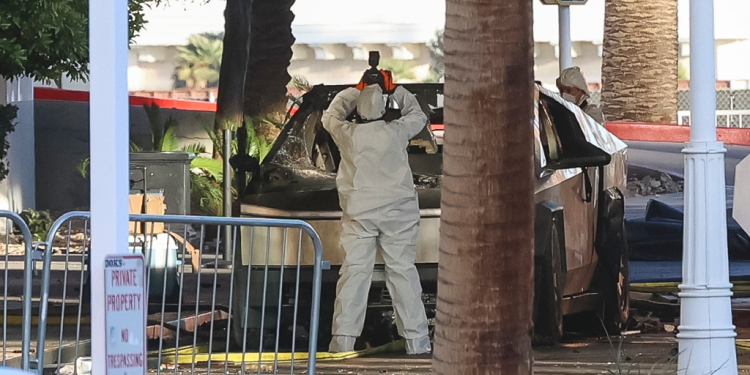 An investigator photographs a Tesla Cybertruck that exploded outside the lobby of President-elect Donald Trump's hotel on January 1, 2025, in Las Vegas / ©AFP