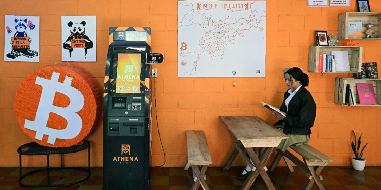 A student reads a book at the bitcoin community center in the mountain town of Berlin in El Salvador / ©AFP