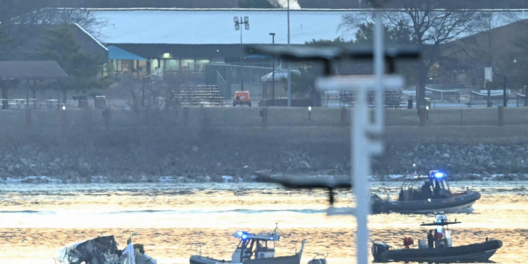 Police continue to search the Potomac River but have given up hope of finding anyone alive from the collision between a passenger jet and a military helicopter / ©AFP