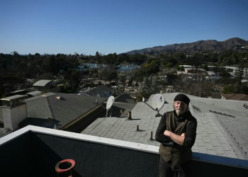 After nearly 35 years living in his complex, Jeff Ridgway was determined to save its 18 apartments from the devastating flames. ©AFP